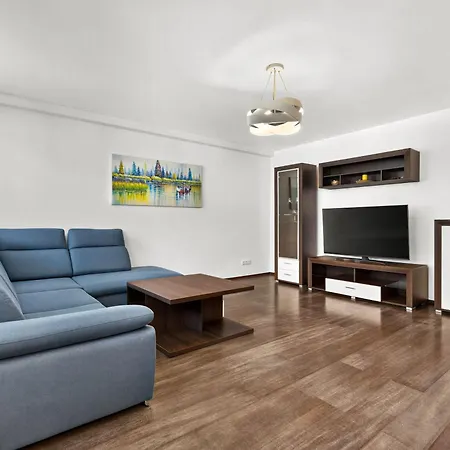 Homely With Balcony - Ba Apartamento