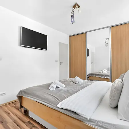 Homely With Balcony - Ba Apartamento
