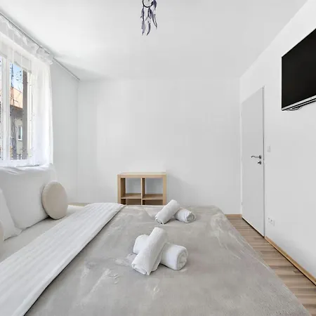 Homely With Balcony - Ba 公寓 *